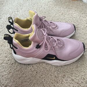 Nike Air Huarache City Move Women's Size 8.5